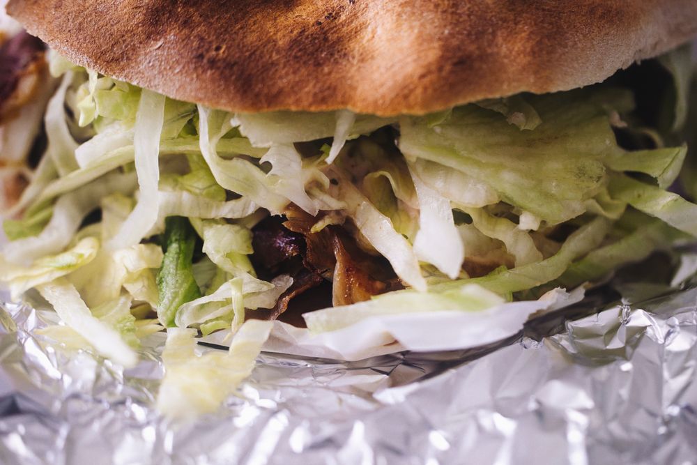 Frisch zubereiteter Döner im warmen Fladenbrot