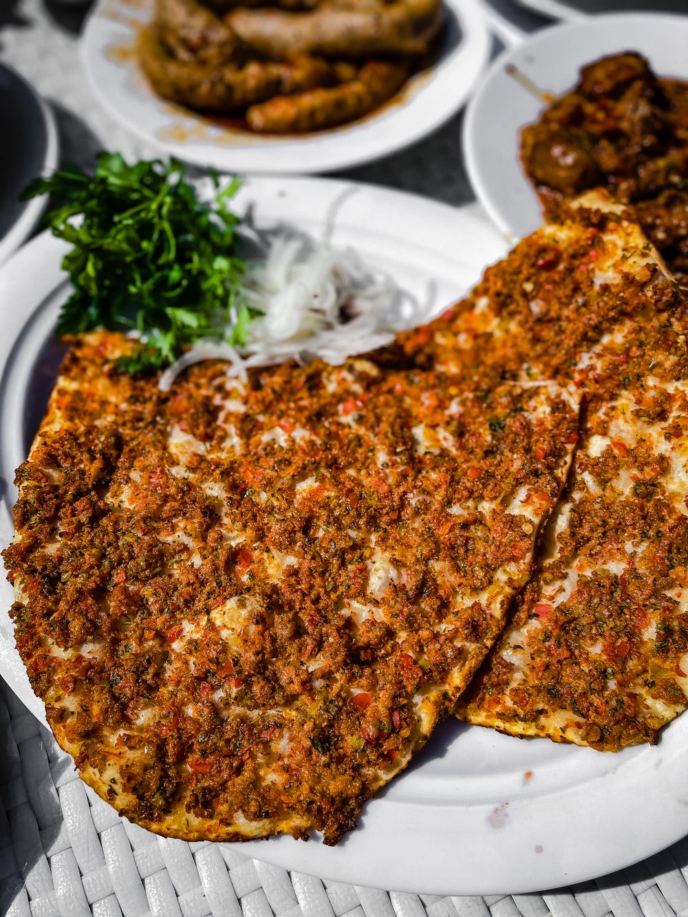 Knuspriger Lahmacun mit frischen Kräutern