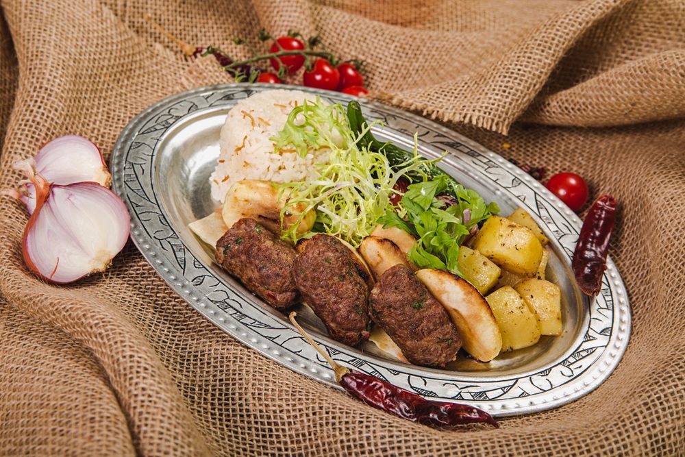 Drehspieß-Teller mit Salat und Pommes
